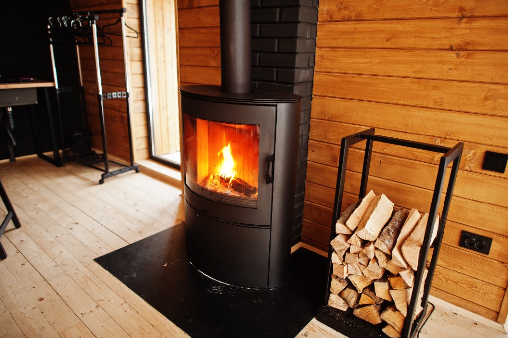 Poêle à bois avec feu — ramonage d'insert ou poêle à granulés